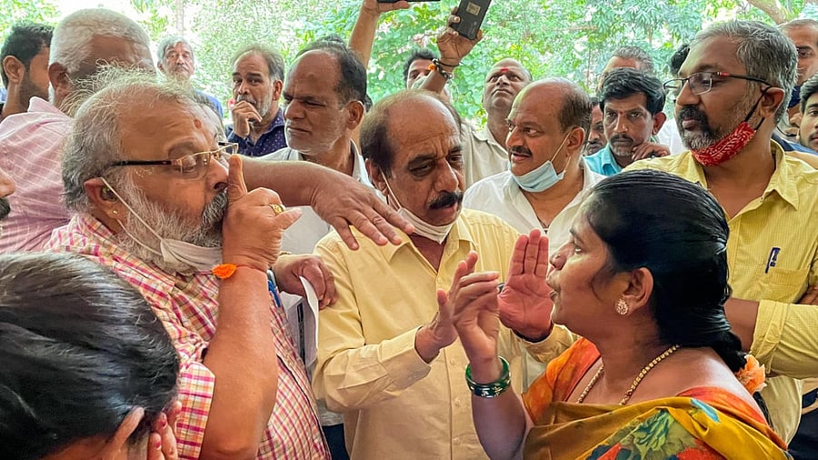 Traders at Basavanagudi got into heated arguments with officials at Tagore Park in Gandhi Bazaar. Credit: DH Photo/Pushkar V