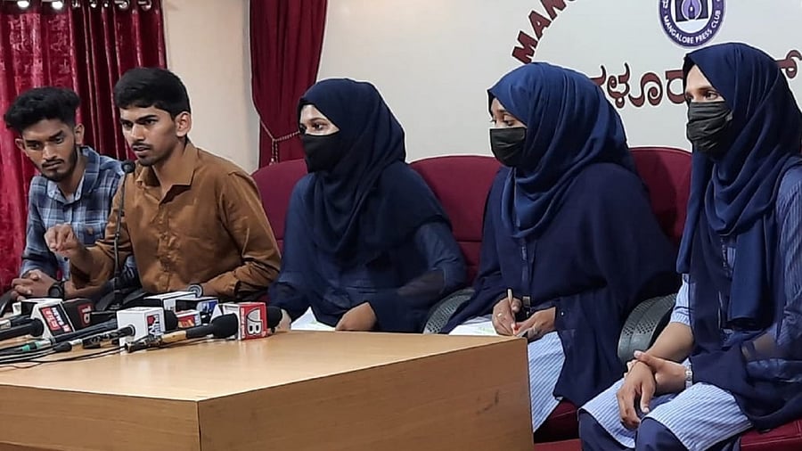 Mangalore University Students Coordination Committee Chairman Riyaz speaks to mediapersons in Mangaluru. Credit: DH Photo