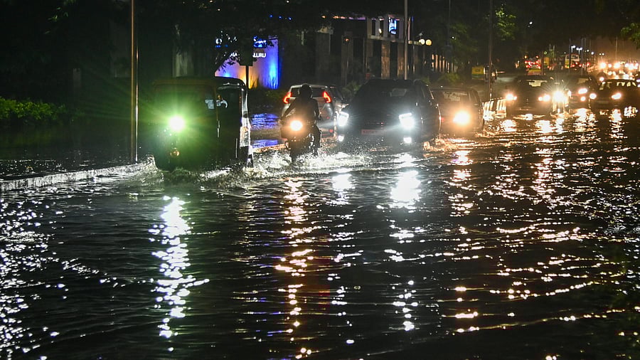 Waterlogging was reported at Palace Road following a downpour on Friday evening. Credit: DH PHOTO/M S MANJUNATH