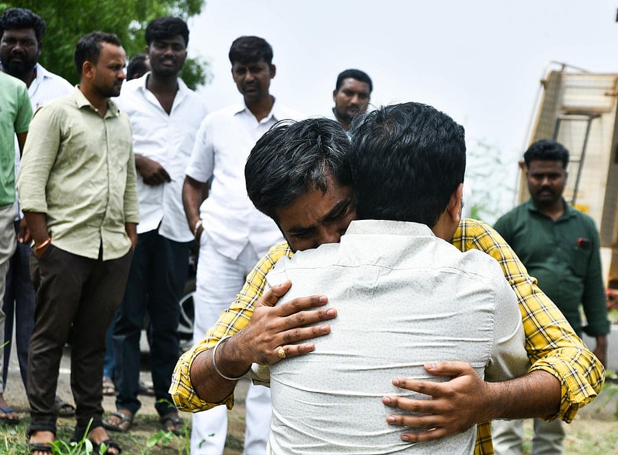 The family members of the victims of the bus accident grieve at the accident spot at Kamalapur in Kalaburagi district on Friday. Credit: DH Photo