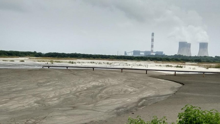 The Maharashtra Pollution Control Board established a comprehensive prohibition on the disposal of fly ash within three months and directions for site rehabilitation were in place. Credit: DH Photo