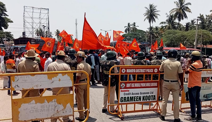 The police stop Hindu activists from taking out 'Moolamandira Chalo', a movement to perform puja at Jamia Masjid, in Srirangapatna, Mandya district, on Saturday. Credit: DH Photo