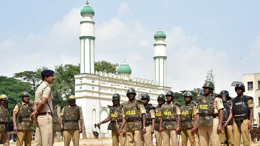 Police stand guard at the Chamarajpet Idgah Maidan during a security bandobast. Credit: DH File Photo