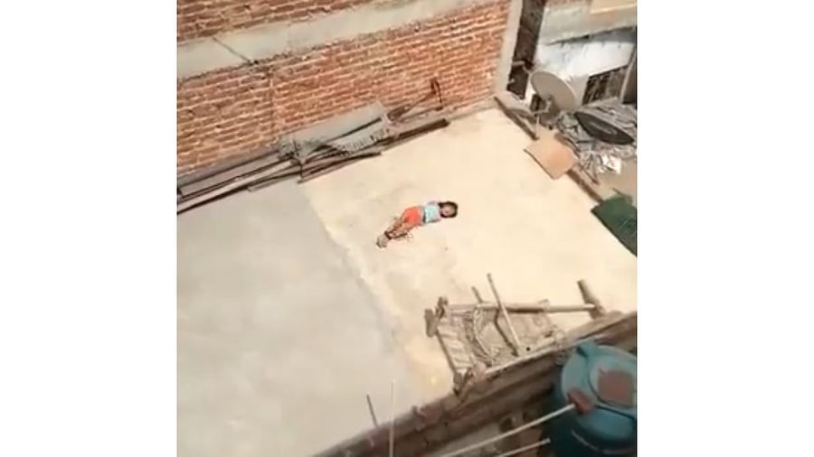 Screengrab from the viral video. Credit: Twitter/ @Nareshbiswani_1