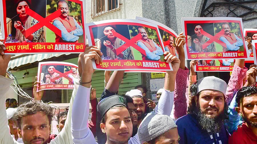 Members of All India Maulayi Mission protest over controversial remarks made by two now-suspended BJP leaders against Prophet Mohammed, outside Ashrafiya Jama Masjid, in Mumbai. Credit: PTI Photo