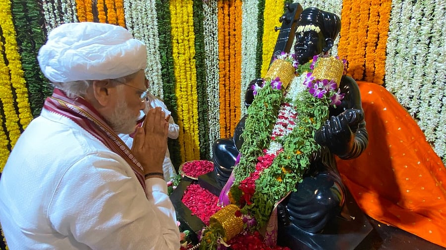 Prime Minister Narendra Modi offers prayers to Sant Tukaram in Pune. Credit: Twitter/@PMOIndia