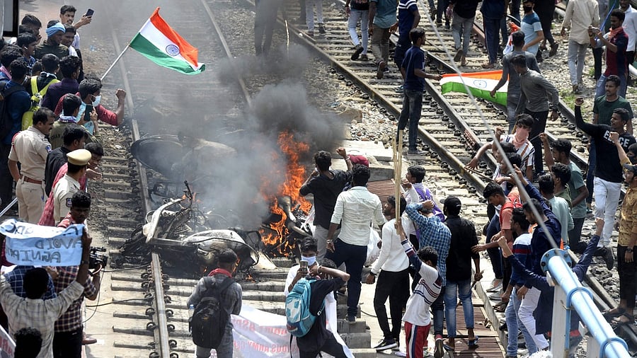 Protestors set vehicles on fire during a demonstration against the government's new 'Agnipath' recruitment scheme. Credit: AFP Photo