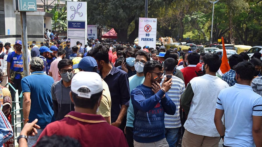 File photo of cricket fans around Chinnaswamy Stadium. Credit: DH File Photo