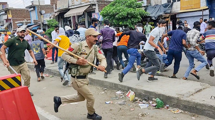 Policemen lathi-charge people protesting against Centre's 'Agnipath' scheme. Credit: PTI Photo