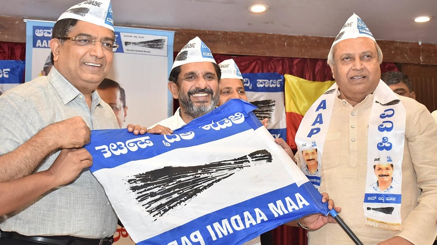 Actor and Former MLC Mukhyamantri Chandru joins AAP in presence of State President Prithvi Reddy and AAP leader Bhaskar Rao in Bengaluru on Tuesday. Credit: DH Photo