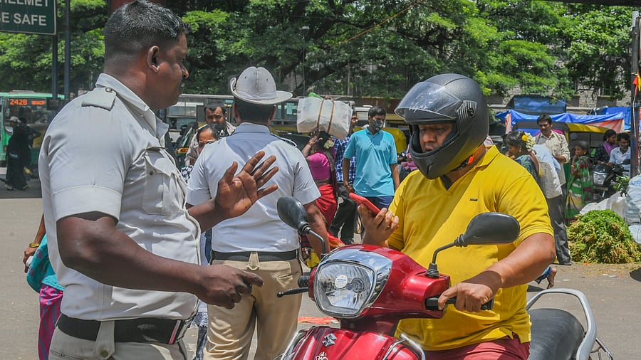Commuters also say that being unable to speak Kannada makes them more vulnerable to extortion of money. Credit: DH File Photo