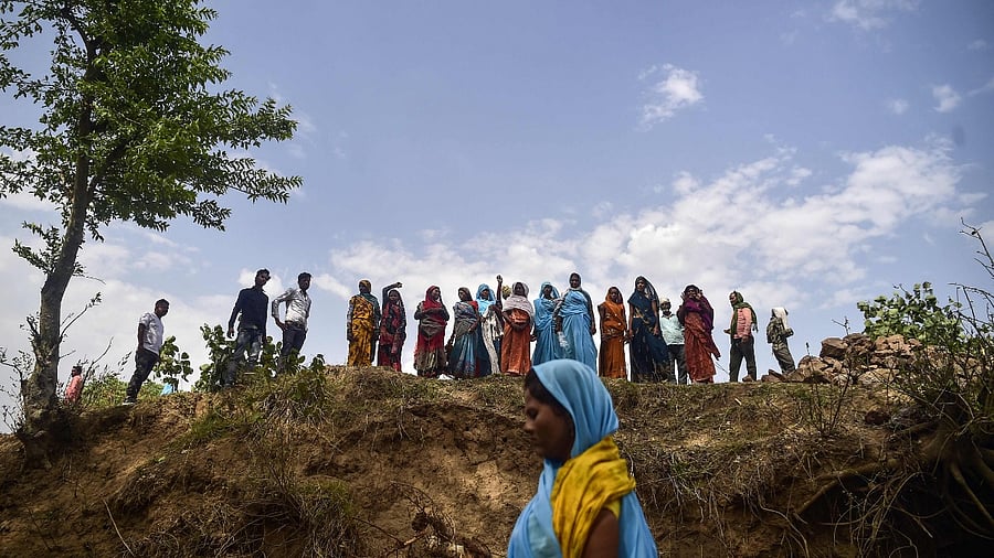 volunteers from Jal Saheli ‘Friends of water’ participate in the construction of a check dam on dried up Bachedi stream. Credit: AFP Photo