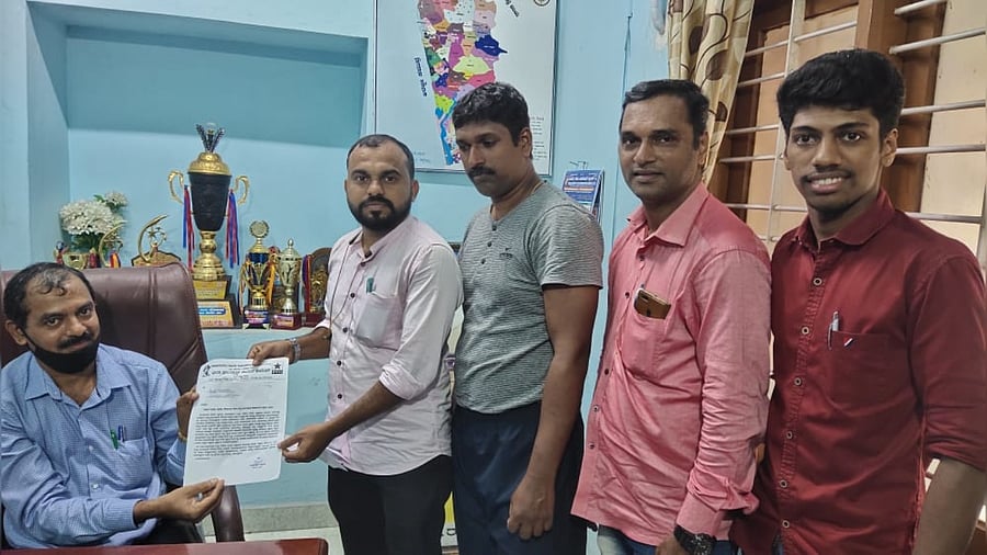 Delegation of DYFI, SFI submit a memorandum to Mangalore North Block BEO demanding classrooms for Zilla Panchayat Government Teachers Training Institute School in Balmatta. Credit: Special Arrangement