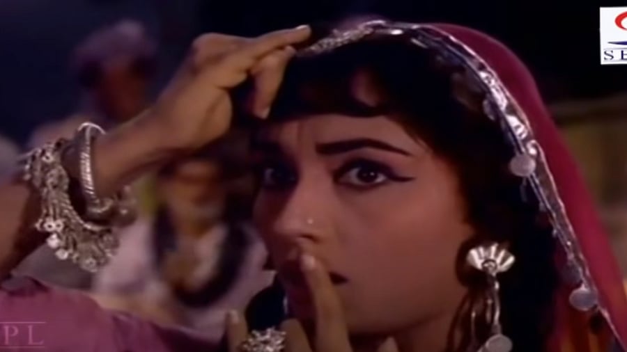 A screengrab from 'Jhumka gira re Bareli ke bazar mein' song. Credit: YouTube/ SeplFilmiDhamaka