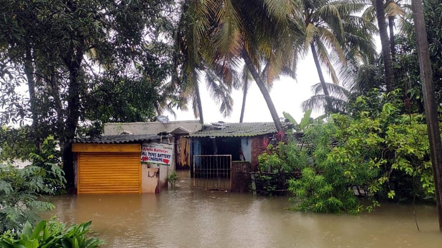 A marooned house in Asnoti of Karwar taluk in Uttara Kannada district, following heavy rains on Friday. Credit: DH Photo