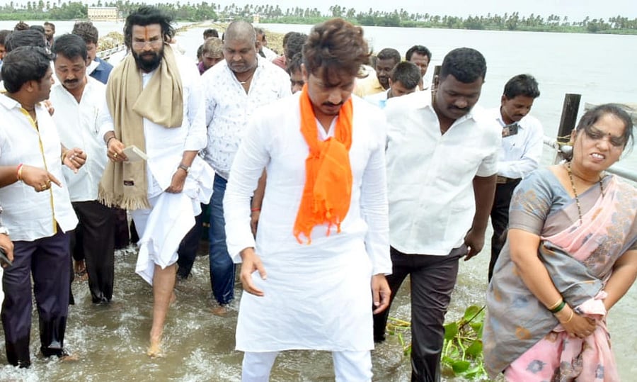 District In-charge Minister B Sriramulu visits Tungabhadra river near Kote area in Kampli town on Thursday to inspect the flood situation. Credit: DH photo