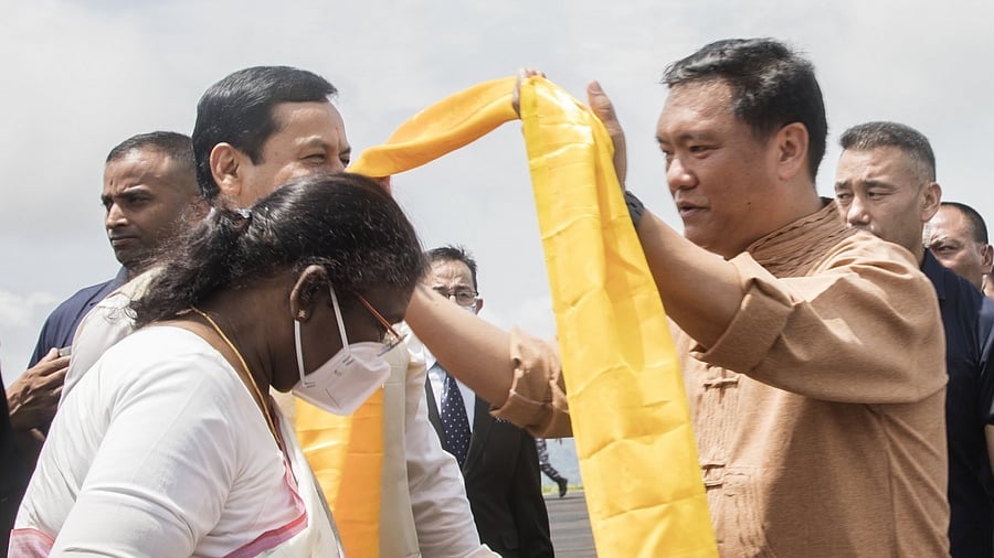 NDA's presidential candidate Draupadi Murmu being welcomed by Arunachal Chief Minister Pema Khandu upon her arrival in Itanagar, Arunachal Pradesh. Credit: Twitter/PemaKhanduBJP
