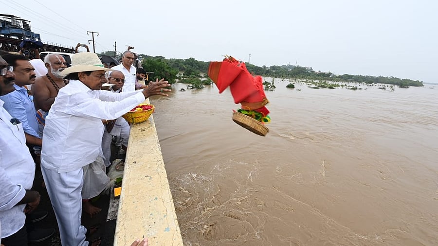Telangana CM K Chandrasekhar Rao during an inspection at Bhadrachalam. Credit: Special arrangement