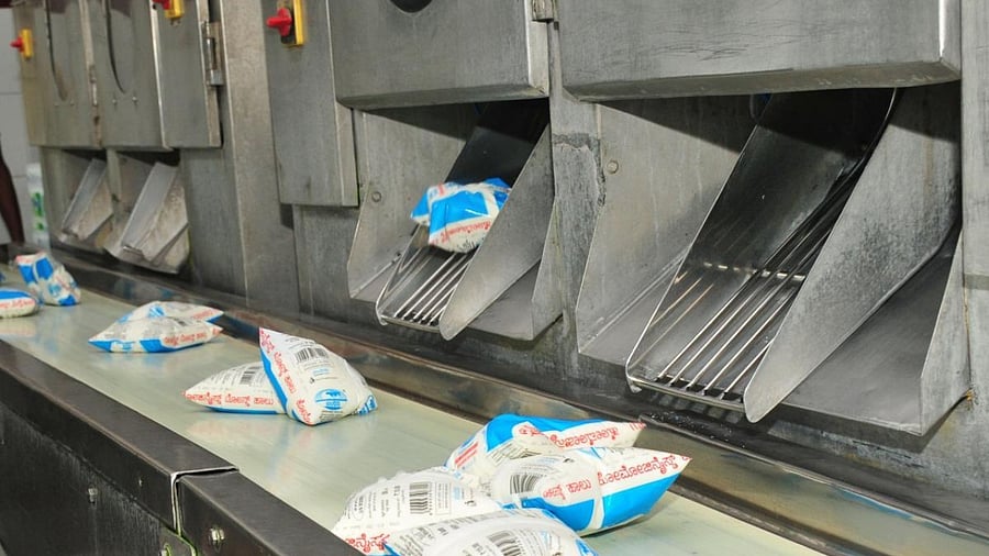 The Karnataka Co-operative Milk Producers’ Federation Limited on Monday cut down the hike to between 50 paise and Rs 2, down from Rs 1 to Rs 3.  Credit: DH File Photo