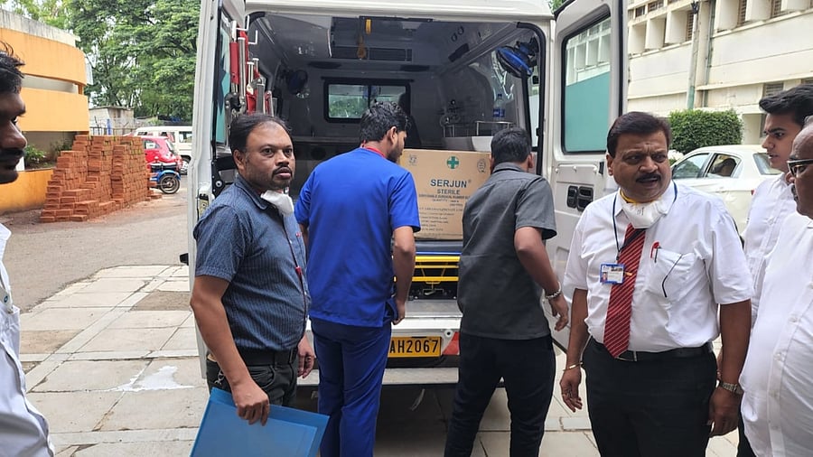 Staff of KLES Dr Prabhakar Kore Hospital in Belagavi facilitating transport of organs harvested of a brain dead patient on Friday. Credit: DH Photo