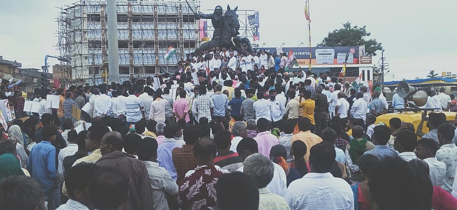 Congress workers stage protest at Chennamma Circle in Hubballi on Friday. Credit: DH Photo