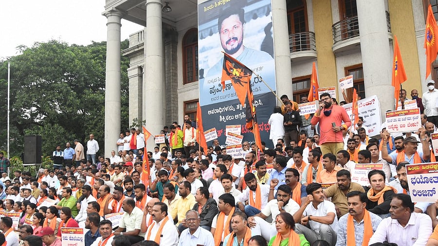 Hindu Hitarakshana Samithi / Right-wing activists shout slogans against the murder of BJP worker Praveen Nettaru, during a protest at Town Hall in Bengaluru on Thursday. Credit: DH Photo/ Shivakumar