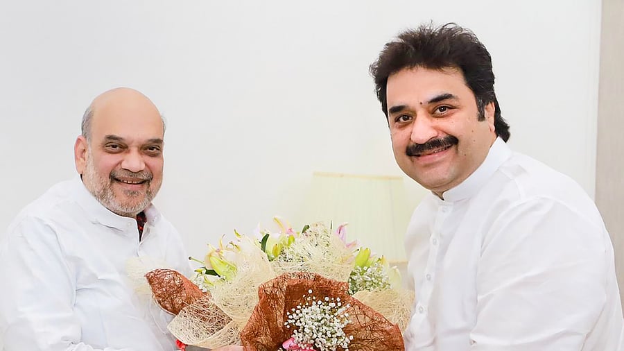 Union Home Minister Amit Shah with expelled Congress leader Kuldeep Bishnoi. Twitter. @bishnoikuldeep