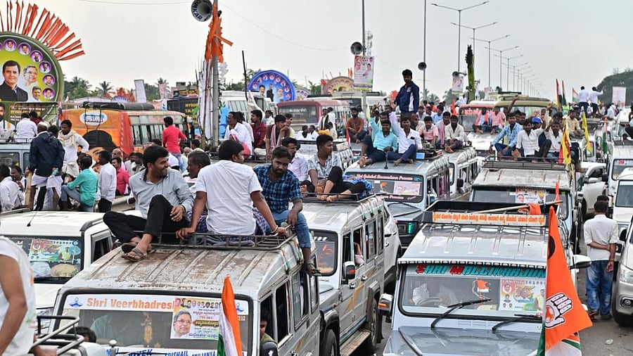Vehicles ferrying people from various parts of the state, including Congress legislators, former legislators and leaders were stranded on the Davangere-Harihar stretch of NH-48 since early morning, forcing people to walk for more than four to five km to reach the venue. Credit: DH photo