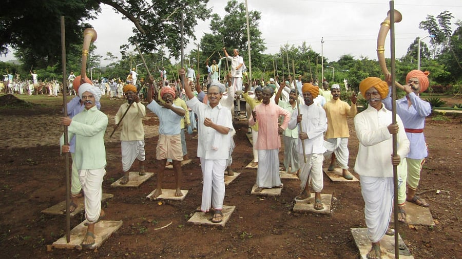Cement figurines depicting the freedom struggle in Esuru village. Credit: DH Photo