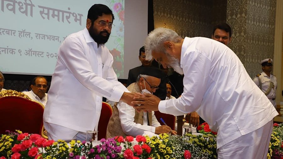 Maharashtra CM Eknath Shinde congratulating a minister after taking oath. Credit: DH Special Arrangement