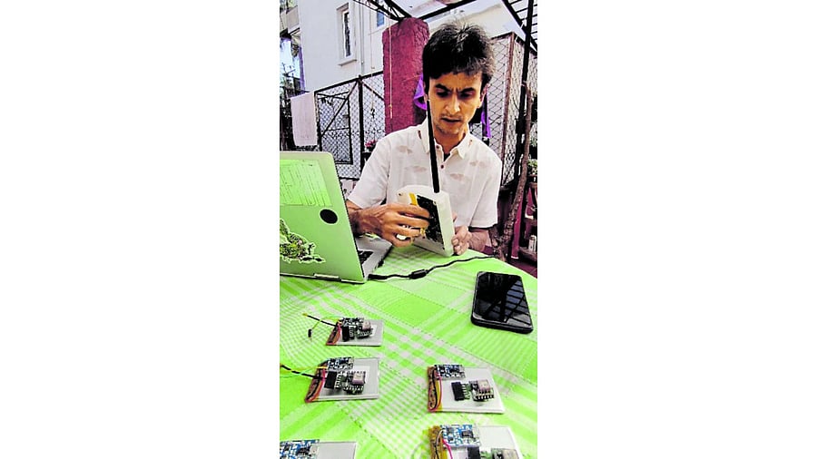 Ishaan Raghunandan with the tracking device he has developed. Credit: Special Arrangement