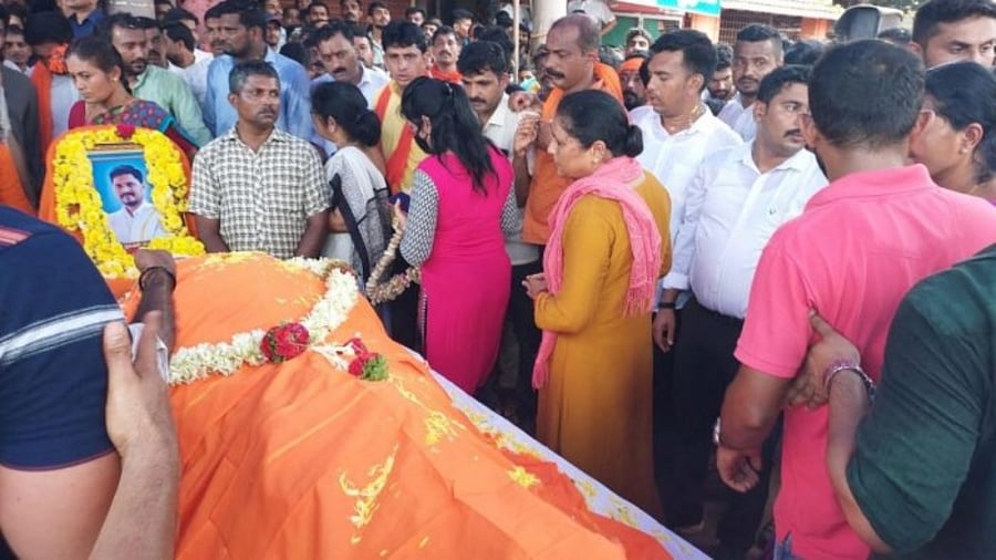 Family members seen paying their last respects to the departed soul of Praveen at Bellare Bus stand in Sullia taluk. Credit: DH Photo