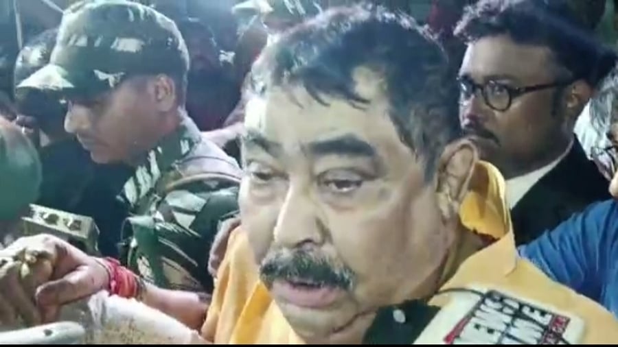 Anubrata Mondal, arrested in a cattle smuggling case, is being taken to CBI office in Nizam palace, Kolkata from Asansol CBI court on Thursday, August 11, 2022. Credit: IANS Photo