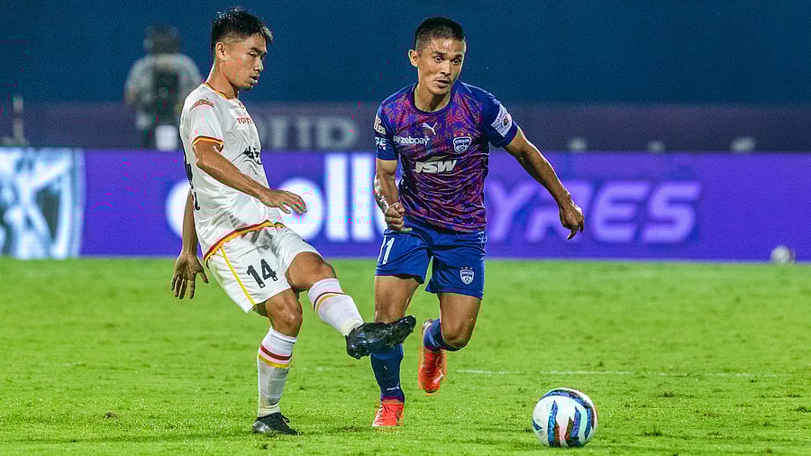 Wahengbam Angousana (L) of SC East Bengal and Sunil Chhetri of Bengaluru FC vie for the ball during an ISL match, January 4, 2022. Credit: PTI File Photo