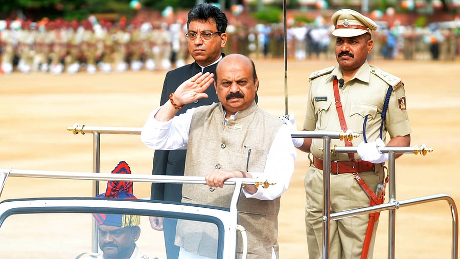 Basavaraj Bommai inspects guard of honor during the 76th Independence Day celebrations, at Manekshaw Parade Grounds in Bengaluru, Monday, August 15, 2022. Credit: IANS Photo