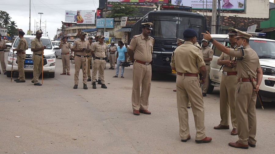 Alok Kumar, ADGP L&O discussing with Dr Vikram V Amathe, ASP, Lakshmiprasad SP, Balaraj DYSP were group clash surfaced over flex banner issue at Ameer Ahmad circle in Shivamogga on Tuesday, 16th August 2022. Credit: DH Photo