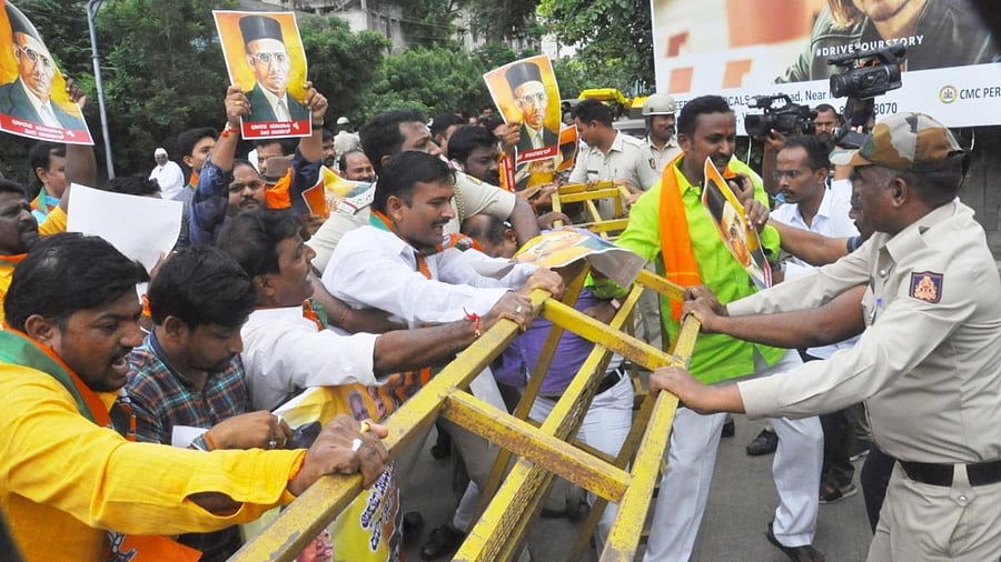 BJP workers attempt to picket the Congress party office in Jalanagar in Vijayapura on Monday. Credit: DH Photo