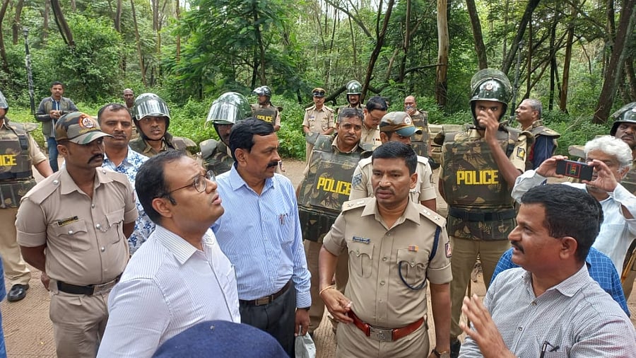 ACF Shivanand Kusnale giving excuses regarding Forest Department not being able to trap elusive leopard to Deputy Commissioner Nitesh Patil at Club Road in Belagavi on Monday. Credit: Special Arrangement