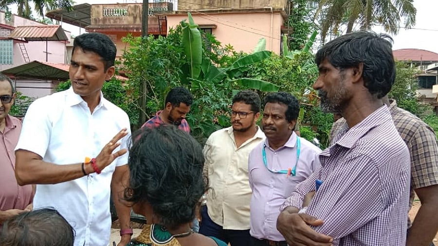 Local corporator Kiran Kumar interacts with nomads. Credit: Special arrangement