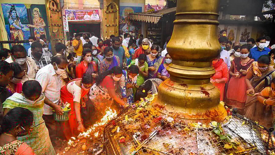 Hindu devotees offer prayers at a Shiva temple on the occasion of a Somvar (Monday) of the auspicious month of Kartik, in Vijayawada, Monday, Nov. 23, 2020. Credit: PTI File Photo