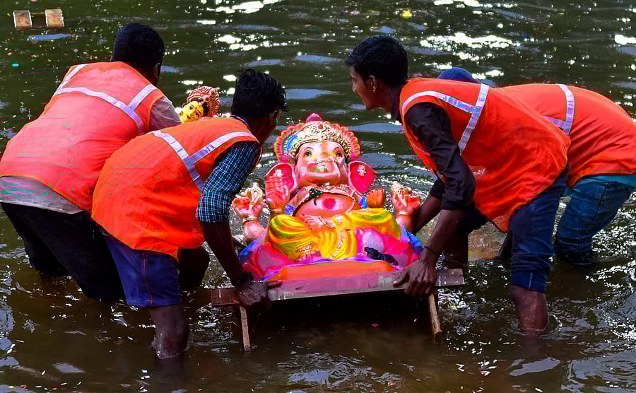 Idol immersion at Sankey Tank. Credit: DH PHOTO/KRISHNAKUMAR P S