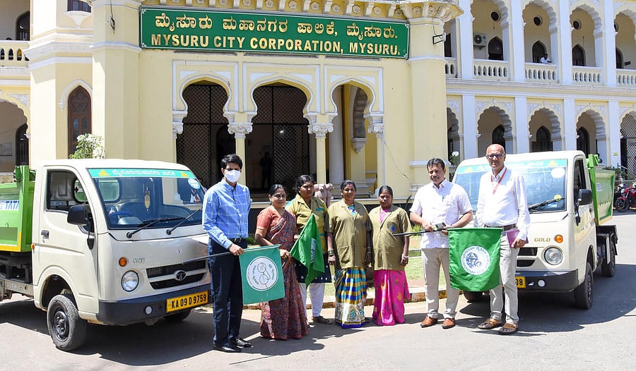 Mayor Sunanda Phalanetra and Deputy Mayor Anwar Baig launched auto tippers for collection of solid waste in Mysuru, recently. Commissioner G Lakshmikantha Reddy is seen. Credit: DH File Photo