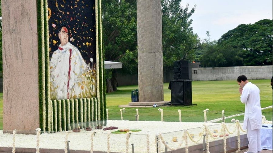 Congress leader Rahul Gandhi paying tribute to Rajiv Gandhi. Credit: Twitter/ @RahulGandhi