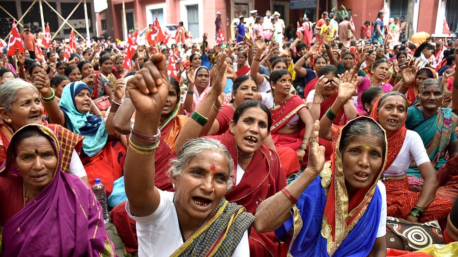 Midday meals women employees. Credit: DH File Photo