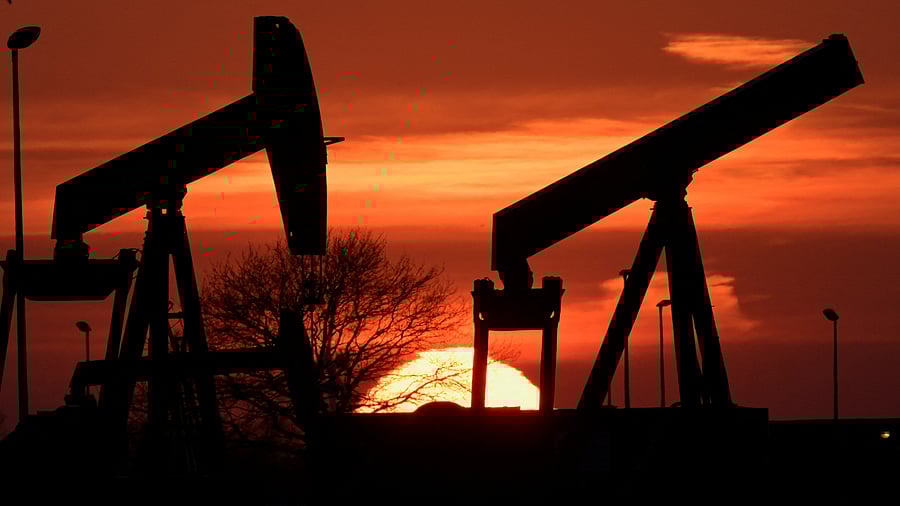 Brent crude slid 34 cents, or 0.4 per cent, to $93.66 a barrel by 0445 GMT, while WTI crude declined by 20 cents, or 0.2 per cent, to $87.58 a barrel. Both contracts fell by more than $1 earlier in the session, snapping a three-day rally. Representative image. Credit: Reuters File Photo