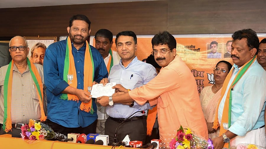 Goa Chief Minister Pramod Sawant and Goa BJP President Sadanand Shet Tanavade welcome eight Congress MLAs who joined the party. Credit: PTI Photo