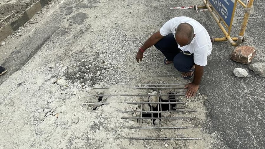 The hole appeared next to the median on the four-lane flyover on the Outer Ring Road between Goraguntepalya and Nayandahalli. Credit: DH Photo