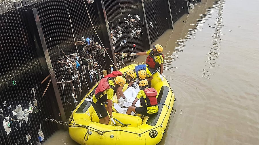 SDRF personnel recover the body of a female resort receptionist, who was murdered allegedly by the resort owner, from the Cheela canal. Credit: PTI Photo