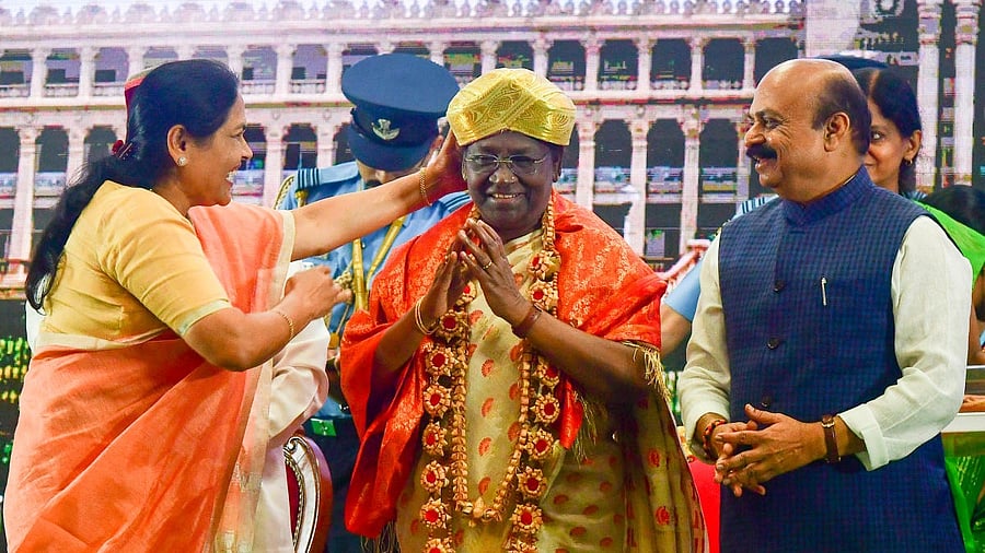 Union Minister Shobha Karandlaje presents a ‘Mysuru peta’ to President Droupadi Murmu during the civic reception given to the President at the Vidhana Soudha on Tuesday. Chief Minister Basavaraj Bommai looks on. Credit: DH Photo/Krishnakumar P S