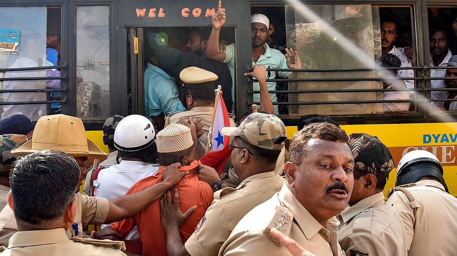 Police detain Popular Front of India (PFI) and Social Democratic Party of India (SDPI) workers during a protest against the raid of National Investigation Agency (NIA). Credit: PTI Photo